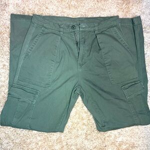 Preowned young LA camo green cargo pants 32 length
No returns
